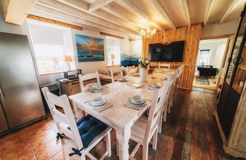 Llanfaelog Cabaña | GLANLLYN BACH, pet friendly, luxury holiday cottage in Rhosneigr