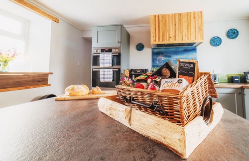 Llanfaelog Cabaña | GLANLLYN BACH, pet friendly, luxury holiday cottage in Rhosneigr