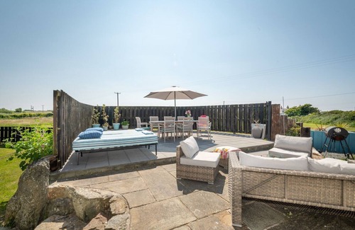 Llanfaelog Casa | Glanllyn Bach: Superb Anglesey holiday let, Snowdonia views