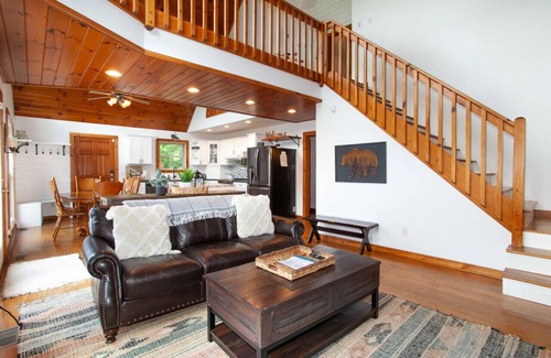 Townsend Cabina | Glass-Front Smoky Mtn Cabin | Hot Tub, Decks & Home Theater
