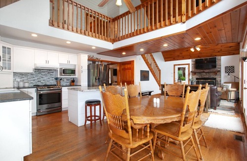 Townsend Cabina | Glass-Front Smoky Mtn Cabin | Hot Tub, Decks & Home Theater