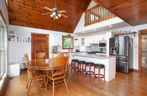 Townsend Cabina | Glass-Front Smoky Mtn Cabin | Hot Tub, Decks & Home Theater