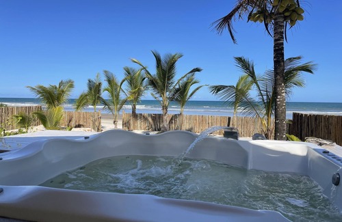 Itacare Casa | Glass lacquer! Jacuzzi on the sand with gourmet area!