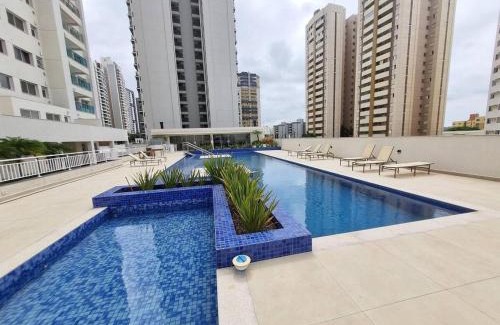 Gleba Fazenda Palhano Apartamento | Gleba com ar-condicionado na sala e quarto, sacada e piscina