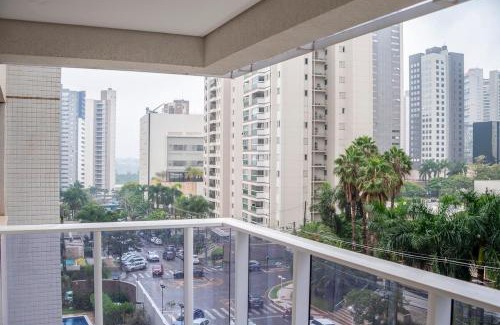 Gleba Fazenda Palhano Apartamento | Gleba com ar-condicionado na sala e quarto, sacada e piscina