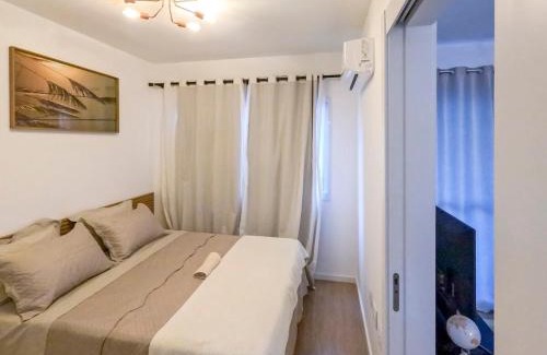 Gleba Fazenda Palhano Apartamento | Gleba com ar-condicionado na sala e quarto, sacada e piscina
