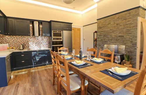 Seaham Cabaña | GLEBE HOUSE, family friendly, with hot tub in Murton, County Durham