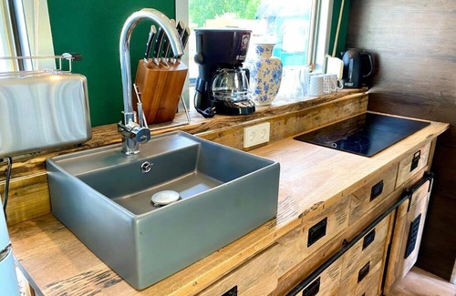 Schmidtheim Casa | Gleis 1, Eisenbahn Waggon mit Whirlpool und Ofen