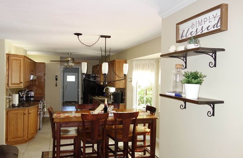 Narvon Casa | Glen Oaks Colonial Home