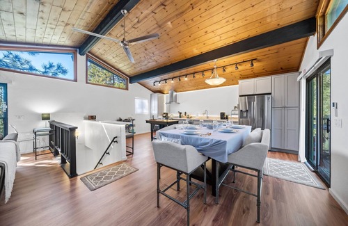 Fern Valley Cabina | Glen View Retreat- Spa/Fireplaces/ Ping Pong Table!