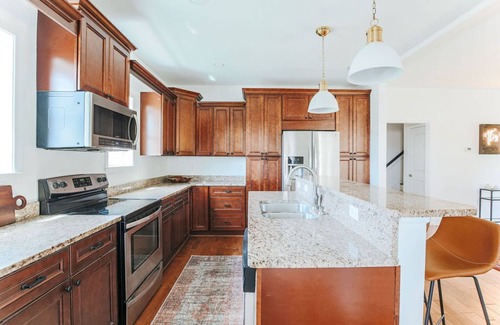 Afton Casa | Glenbrae- Luxury 5br Farmhouse, Mountain Views, just off 151