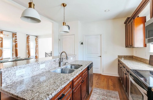 Afton Casa | Glenbrae- Luxury 5br Farmhouse, Mountain Views, just off 151
