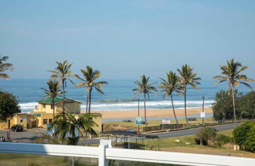 Umhlali Beach Apartamento | Gleneagles, loadshed free, sea view, Salt Rock swimming beach 50m away