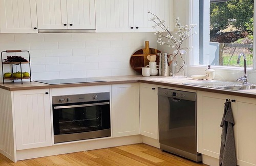 Yarra Glen Casa | Glenview Park Cottage and Farm Stay 3 bedrooms with fireplace. Yarra Glen