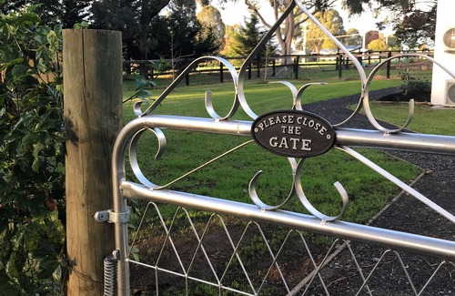 Yarra Glen Casa | Glenview Park Cottage and Farm Stay 3 bedrooms with fireplace. Yarra Glen