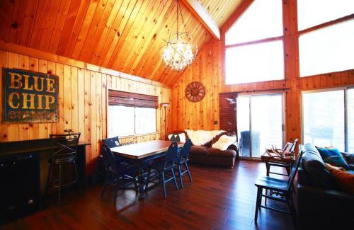 Blue Jay Chalet De Esquí | Glimmer Chalet Treetop A-frame cabin lake view