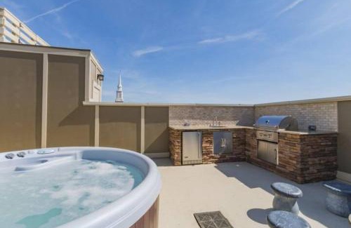 Nashville Casa | GLITZ & GUITARS I Stylish 3BR with Rooftop Hot Tub in East Nashville