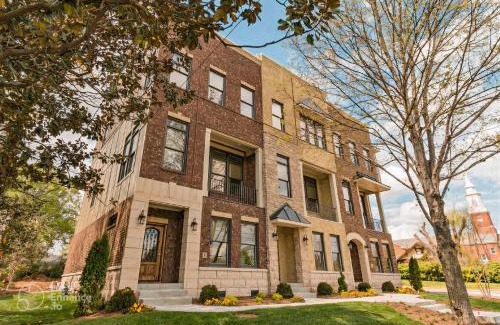 Nashville Casa | GLITZ & GUITARS I Stylish 3BR with Rooftop Hot Tub in East Nashville