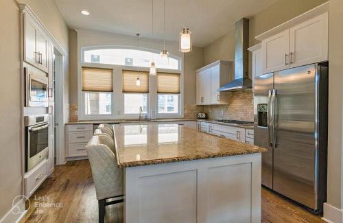 Nashville Casa | GLITZ & GUITARS I Stylish 3BR with Rooftop Hot Tub in East Nashville