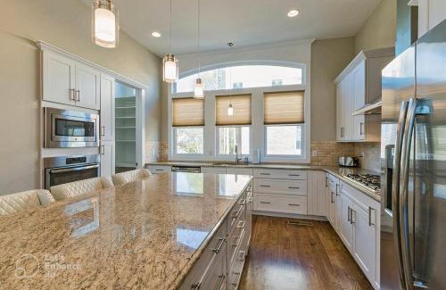 Nashville Casa | GLITZ & GUITARS I Stylish 3BR with Rooftop Hot Tub in East Nashville