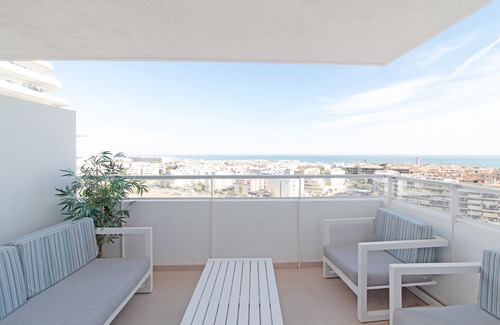 Canet de Berenguer Apartamento | Global Properties: Moderno apartamento de dos terrazas con vistas al mar y a la montaña.