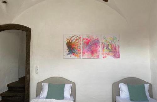 Schwarzach Casa | Glockenturm der Schlosskapelle von 1600 - Renaissance trifft auf die Gegenwart und beschert einen kunterbunten Urlaub für die ganze Familie mitten im Bayerischen Wald