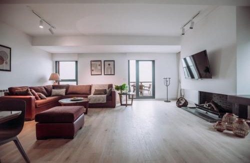 Kfardebian Apartamento | Gloom 3-BR Apt in Tilal Faqra