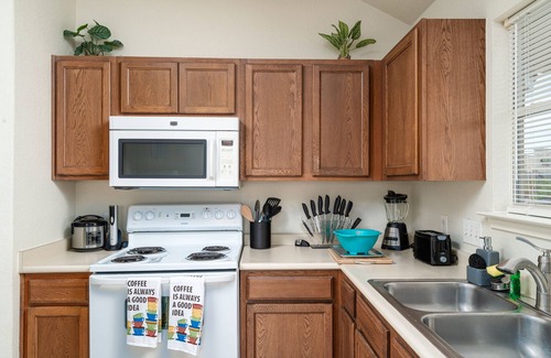 Wetmore Casa | Glorious 3 bedroom home/Near Randolph AFB/No stairs.