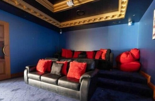 Helensvale Casa | Glorious Family Hideaway with Palatial 6BR 4B