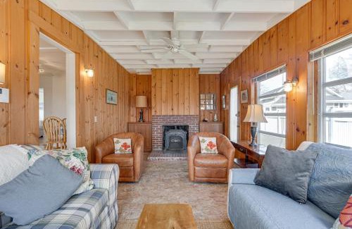 Gloucester Casa | Gloucester Home with Large Yard 1 Mi to Beach!