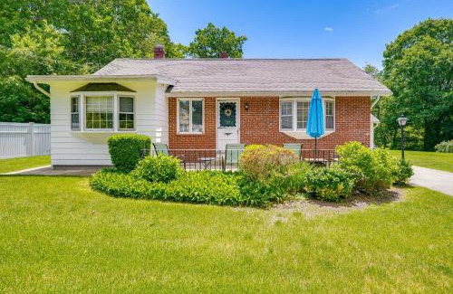 Gloucester Casa | Gloucester Home with Large Yard 1 Mi to Beach!