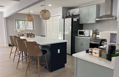 Vance Jackson Casa | Glow House