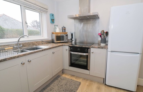 Llandanwg Cabaña | GLYNMOR, pet friendly, character holiday cottage in Harlech