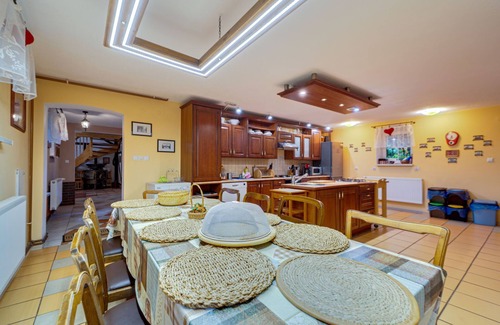 Chlebice Casa | Gościniec Pod Dwoma Sercami by Interhome