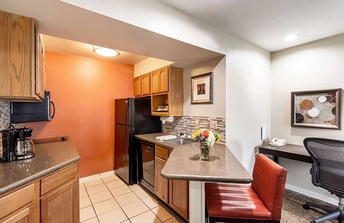 Torrance Complejo | Go for a Splash on Torrance Beach! Full Kitchen, Free Breakfast, Pets Allowed!
