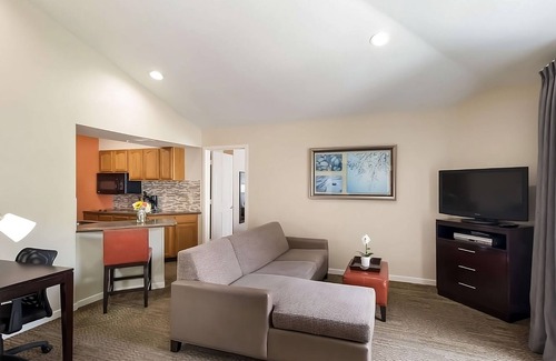 Torrance Complejo | Go for a Splash on Torrance Beach! Full Kitchen, Free Breakfast, Pets Allowed!