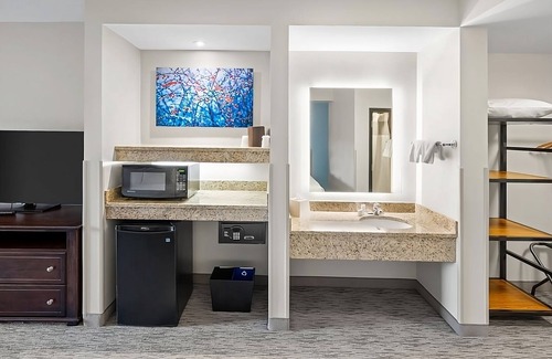 Tannersville Hotel | Go Skiing in Pennsylvania Mountain Range! Ski-to-Door Resort w/ Hot Spring Bath!