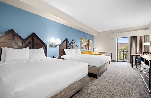 Tannersville Hotel | Go Skiing in Pennsylvania Mountain Range! Ski-to-Door Resort w/ Hot Spring Bath!