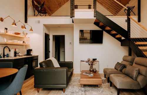 Gatlinburg - Pigeon Forge Cabaña | Charming Modern Mountain Cottage - Special!