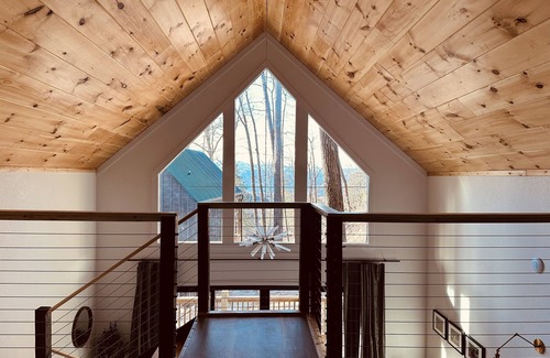 Gatlinburg - Pigeon Forge Cabaña | Charming Modern Mountain Cottage - Special!