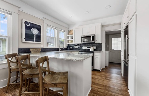 Earlewood Casa | Go with the Flo: 2BR/2BA Renovated Bungalow Near USC, Downtown & Ft. Jackson