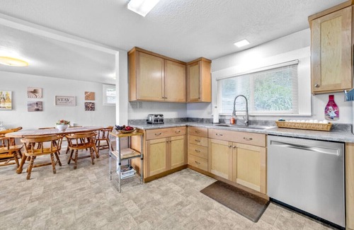 Westhaven-Moonstone Casa | Gog and Pop's Beach House - Ocean Views, WiFi, BBQ