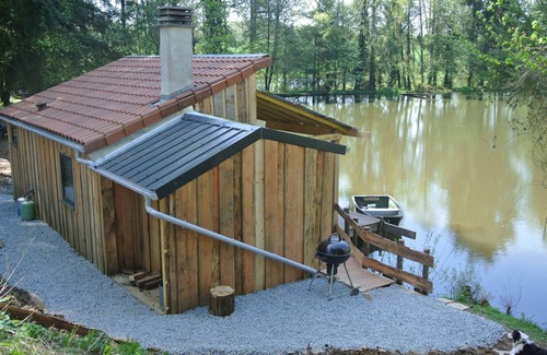 Saint-Priest-les-Fougeres Cabina | GoGreen Cabin en el corazón de la Francia rural en un lago privado