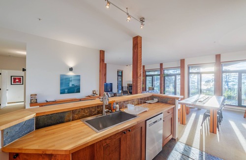 Ucluelet Condominio | Goin 'Left at the Ridge