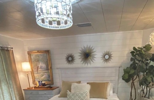 Jefferson City Cabaña | Gold art romantic suite -CNC/ Great Smoky Mountains/Cherokee Lake