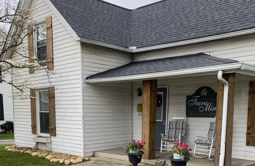 Jefferson City Cabaña | Gold art romantic suite -CNC/ Great Smoky Mountains/Cherokee Lake