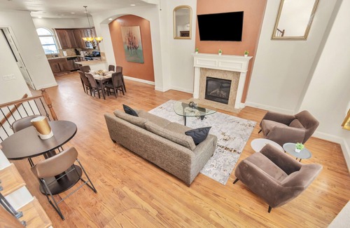 Woodlake - Briar Meadow Casa | Gold&Brown Oasis/Pool/BigSuites/Sleep 12/Galleria