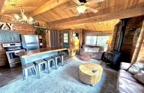 Lead Cabina | Gold Run-Cozy Cabin with Hot Tub, SatTV, AC, Wooded View