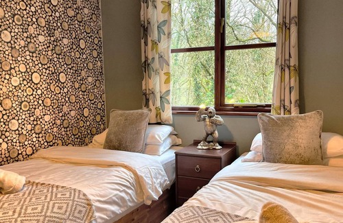 Llanybri Casa | Goldcrest 4-Hot Tub-Woodland Lodges-Carmarthenshire-Tenby