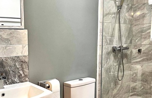 Llanybri Casa | Goldcrest 4-Hot Tub-Woodland Lodges-Carmarthenshire-Tenby